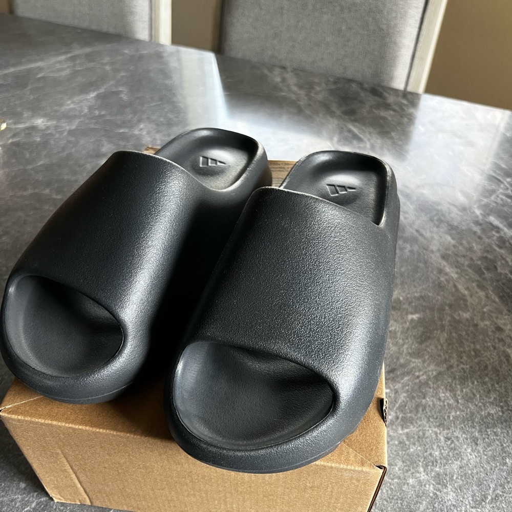 NEW Adidas YZY-Black